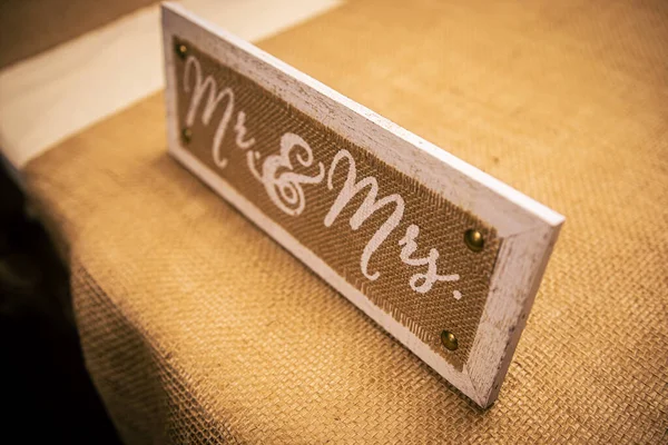 Деревянный Декоративный Свадебный Знак Мистер Миссис — стоковое фото