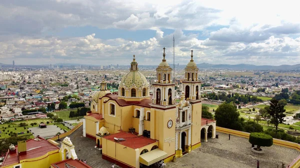 Una Hermosa Vista Iglesia Cholula México Una Pirámide Puebla Bajo —  Fotos de Stock