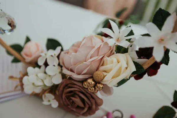 粉色和白色玫瑰婚礼装饰的特写镜头 — 图库照片