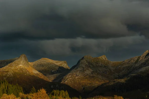 Uma Bela Vista Das Montanhas Lofoten Sob Céu Nublado Noruega — Fotografia de Stock