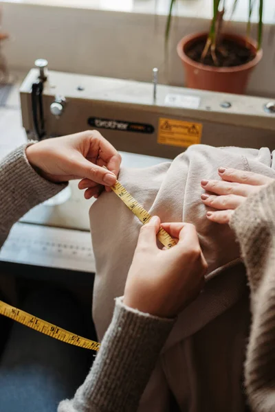 Vertical Shot Tailor Measuring Centimeter Sewing — Fotografia de Stock