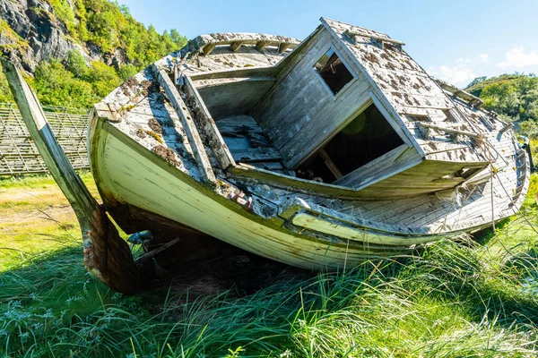 Ein Altes Bootswrack Auf Dem Grünen Gras — Stockfoto