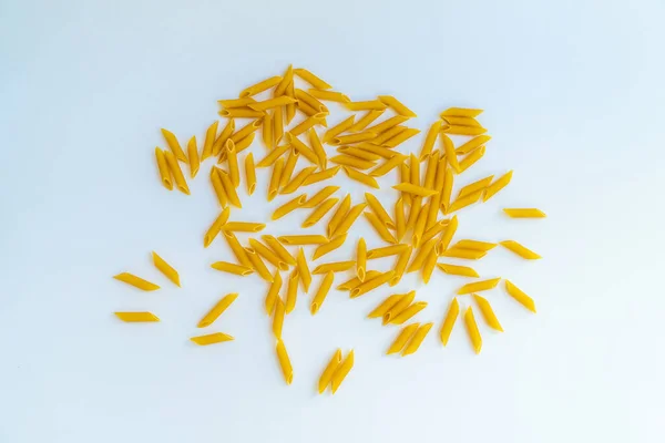 Eine Draufsicht Auf Penne Pasta Auf Weißem Hintergrund — Stockfoto