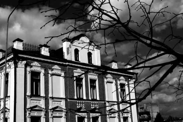 Grayscale Beautiful Old Style Two Storey Building Latvia — Stockfoto
