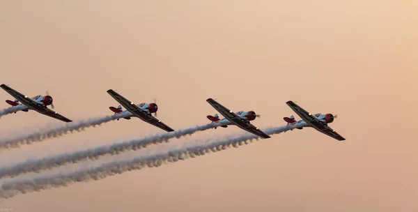 空中巡逻的美丽景色 日落时分的阅兵式 — 图库照片