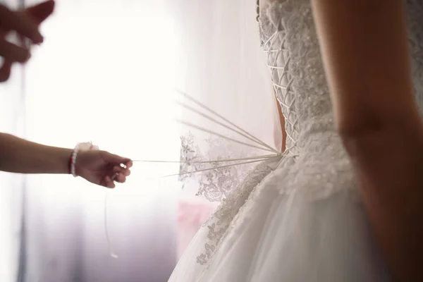 Een Close Shot Van Een Bruidsmeisje Biddend Boog Van Bruid — Stockfoto