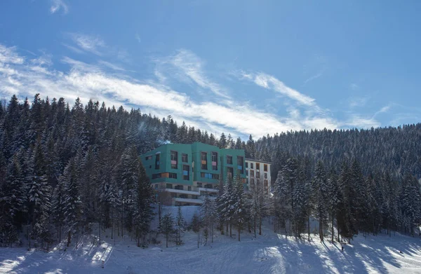 Modern Hotel Building Surrounded Forest Covered Snow Sunlight — Fotografia de Stock