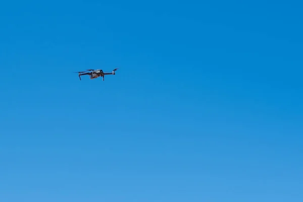 Una Toma Ángulo Bajo Dron Volando Cielo Azul Backgr —  Fotos de Stock