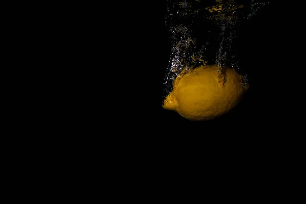 Detailní Záběr Citronu Padá Vody Vzduchové Bubliny Stříkance Černém Pozadí — Stock fotografie