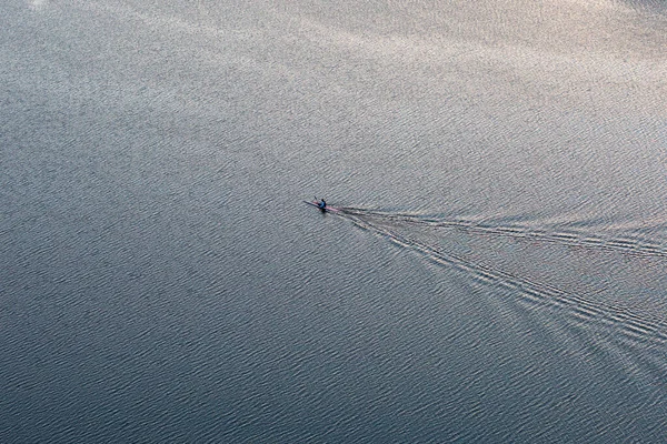 Una Vista Ángulo Alto Una Canoa Kayak Medio Gran Mar —  Fotos de Stock
