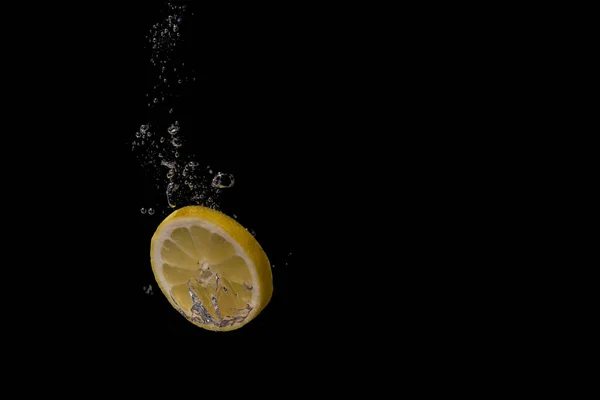 Een Close Shot Van Citroen Valt Het Water Met Luchtbellen — Stockfoto