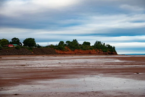 Una Hermosa Playa Vacía Cerca Acantilados Formaciones Piedra — Foto de Stock