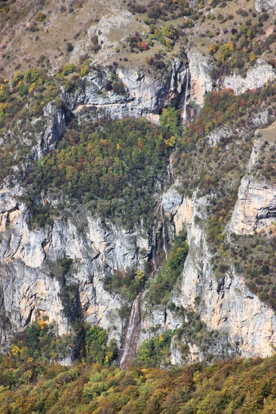 Una Hermosa Escena Una Cascada Que Fluye Las Montañas Rocosas —  Fotos de Stock