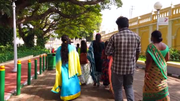 Turistas Indianos Caminhando Aldeia Histórica — Vídeo de Stock