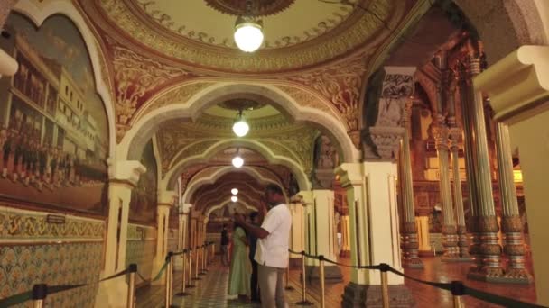 Turistas Indios Caminando Por Pueblo Emblemático — Vídeo de stock