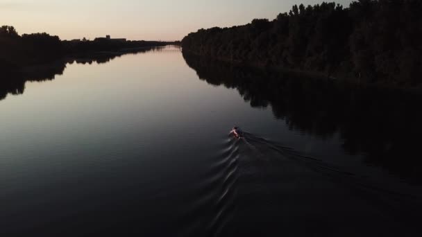 Silhouette Homme Dans Lac — Video