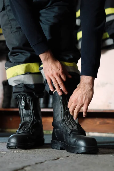 View Firefighter Tying Shoelaces His Boots — Stock Photo, Image