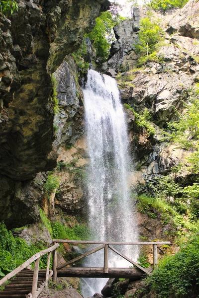 岩の多い山からの滝の美しいシーン — ストック写真