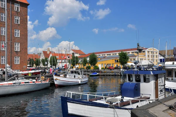 Copenhagen Denmark 2021年11月5日 丹麦哥本哈根 斯堪的纳维亚半岛运河上的房屋和船只 — 图库照片