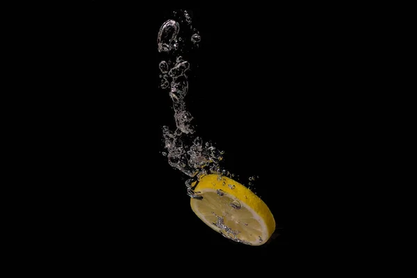 Closeup Shot Lemon Falls Water Air Bubbles Splashes Black Background — Stock Photo, Image