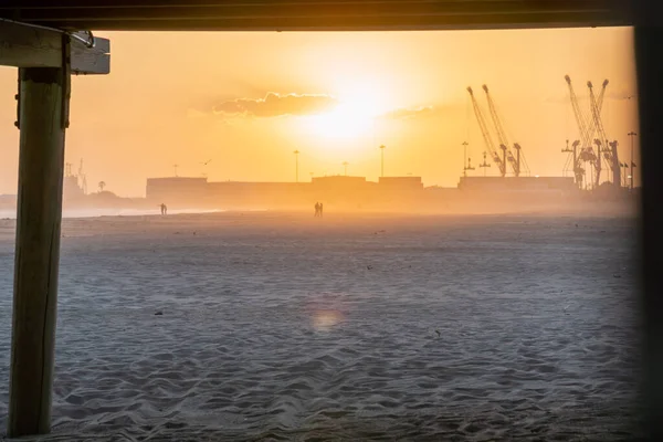 Silhouette Buildings People Sunset Sandy Beach — Stock Photo, Image