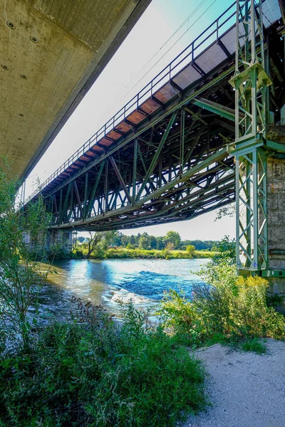 Μια Μεταλλική Γέφυρα Πάνω Από Ποτάμι Μια Ηλιόλουστη Μέρα — Φωτογραφία Αρχείου