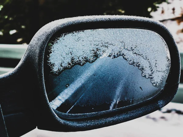 Eine Nahaufnahme Eines Frostigen Auto Seitenspiegels — Stockfoto