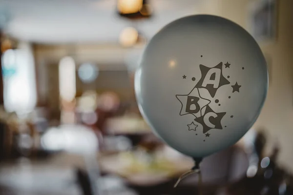 Üzerinde Abc Yazan Bir Balonun Yakın Plan Çekimi — Stok fotoğraf