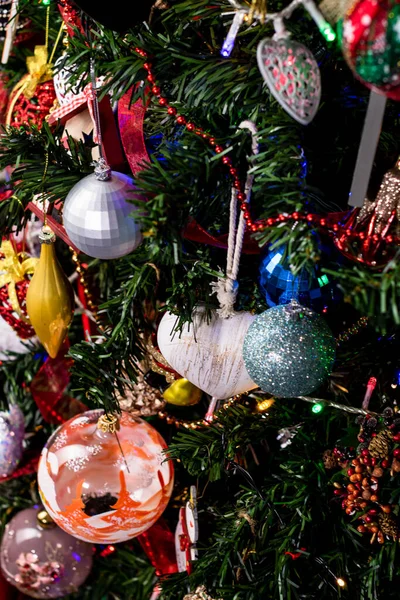 Een Verticaal Shot Van Ornementen Decoraties Kerstmis Boom — Stockfoto