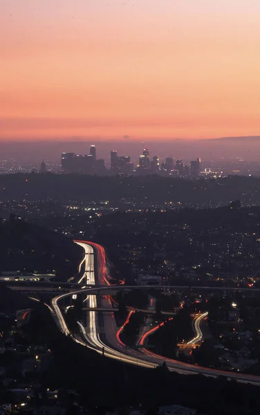 明るい夕焼け空を背景にした街並の垂直ショット — ストック写真