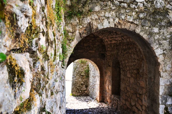Una Pasarela Arco Través Antiguo Edificio Piedra —  Fotos de Stock