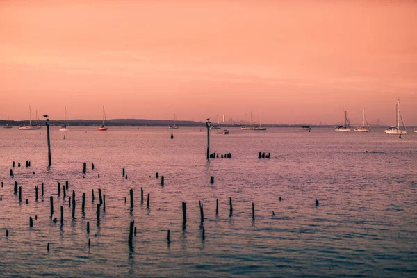 Tiro Hipnotizante Uma Paisagem Marinha Durante Pôr Sol Sob Céus — Fotografia de Stock