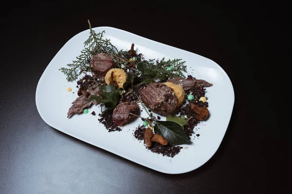 Delicious Dinner Smoked Beef Fresh Greens White Plate — Stock Photo, Image