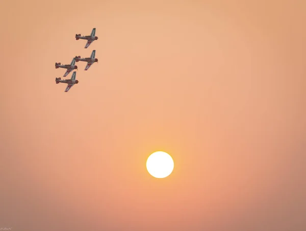 空中巡逻的美丽景色 日落时分的阅兵式 — 图库照片