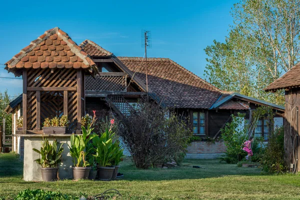 Ein Schönes Landhaus Mit Hof — Stockfoto