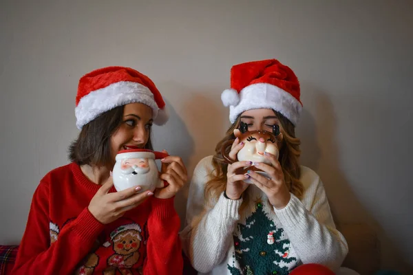Twee Blanke Vrouwen Met Kerstmutsen Warme Chocolademelk Kerstmis — Stockfoto
