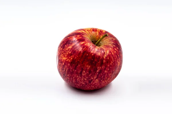 Gros Plan Une Pomme Rouge Mûre Isolée Sur Fond Blanc — Photo