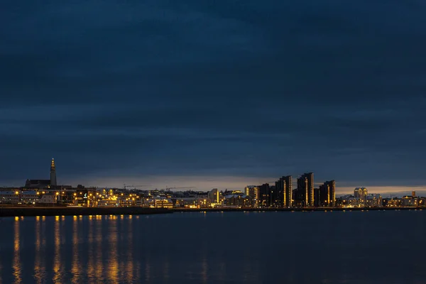 Ein Schöner Blick Auf Eine Stadt See Abend — Stockfoto