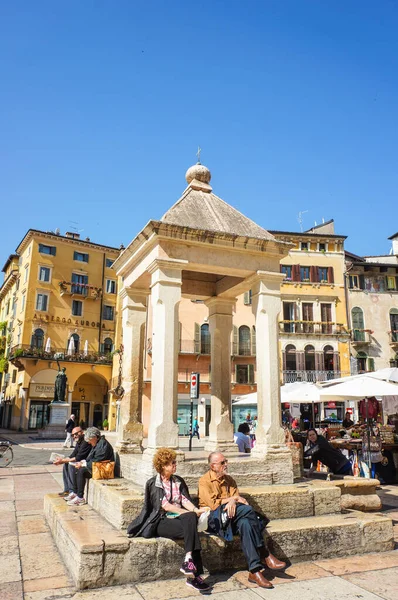 Verona Italië Mei 2016 Toeristen Zitten Rond Een Fontein Het — Stockfoto