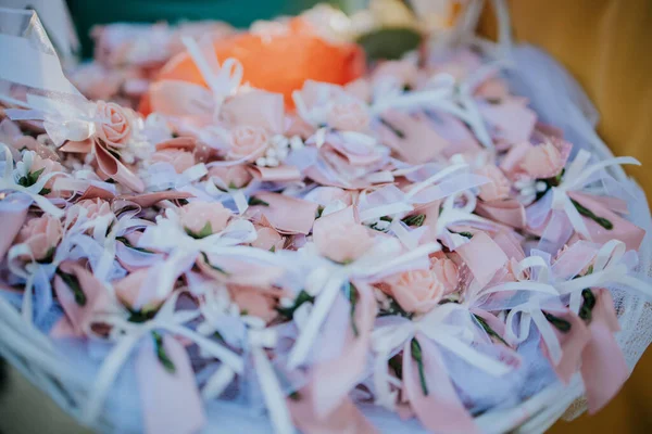 特写婚礼装饰品 篮子里的小粉红玫瑰 — 图库照片