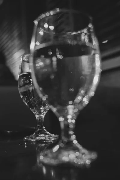 Kafedeki Bir Masada Dolu Bir Bardağın Dikey Görüntüsü — Stok fotoğraf