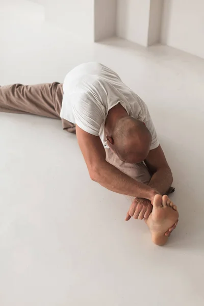 Een Atletische Kale Russische Man Die Yoga Beoefent Een Witte — Stockfoto