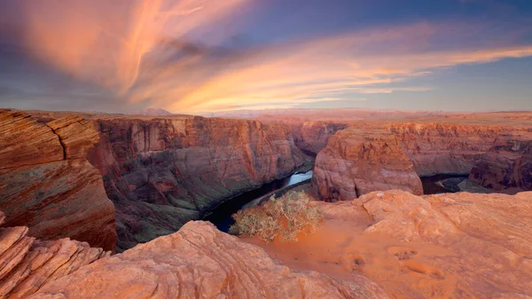 Colpo Ipnotizzante Deserto Roccioso Sotto Colorati Cieli Nuvolosi — Foto Stock