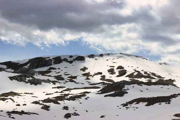 Пейзаж Скалистого Холма Покрытого Снегом Облачным Небом — стоковое фото