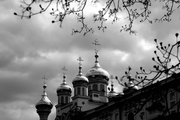ラトビアのダグピルスにある聖ボリスとグレブの正教会のグレースケール — ストック写真