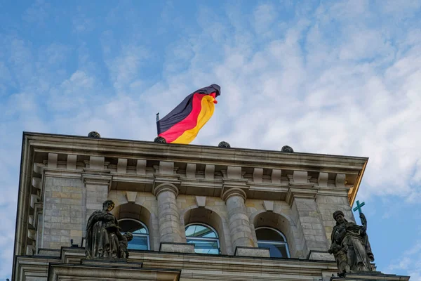 2021年10月4日 他在柏林建造了以德国国旗为顶部的帝国大厦 — 图库照片