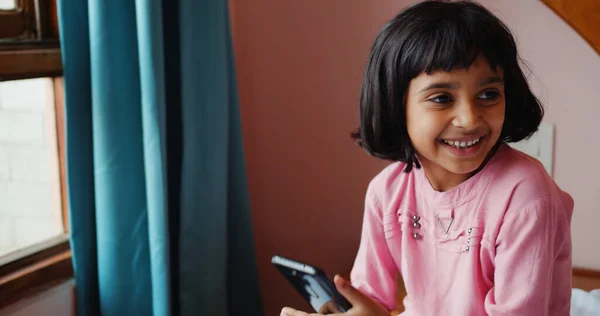 South Asian Girl Looking Her Smartphone — Φωτογραφία Αρχείου