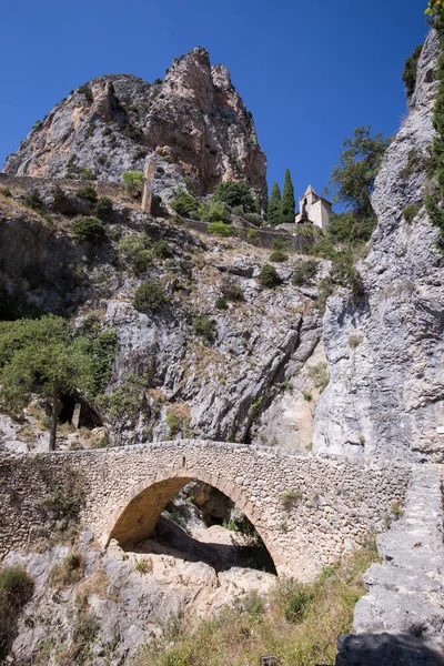 Село Мустьєрс Сент Марі Церквою Скельній Стіні — стокове фото