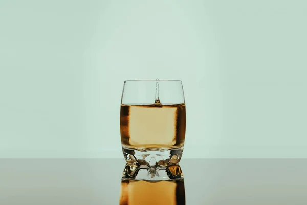 Detailní Záběr Sklenky Whisky Bílém Hřišti — Stock fotografie