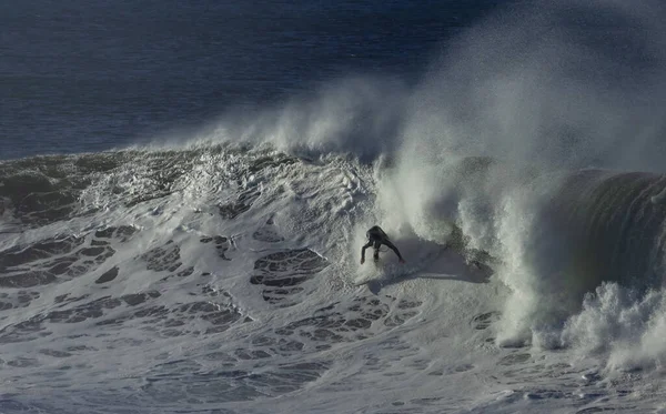 Denizdeki Büyük Dalgayı Yakalayan Bir Sörfçü — Stok fotoğraf